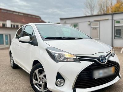 Gebraucht Toyota Yaris Hybrid 100 PS (73 kW) 2015 Weiß Kleinwagen