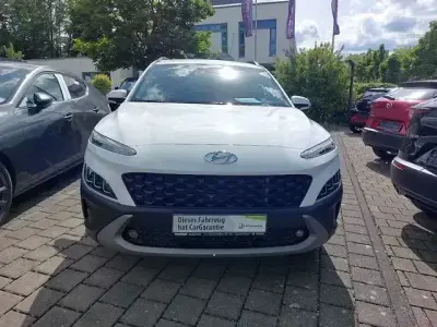 Gebraucht Hyundai Kona Intro Edition 120 PS (88 kW) 2021 Weiß SUV