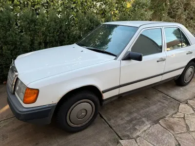 Gebraucht Mercedes E250 90 PS (66 kW) 1987 Weiß Limousine