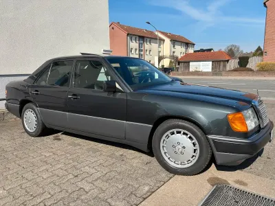 Gebraucht Mercedes 200 118 PS (86 kW) 1991 Schwarz Limousine