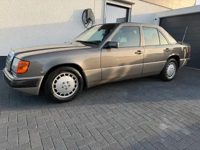 Gebraucht Mercedes E230 132 PS (97 kW) 1990 Grau Limousine