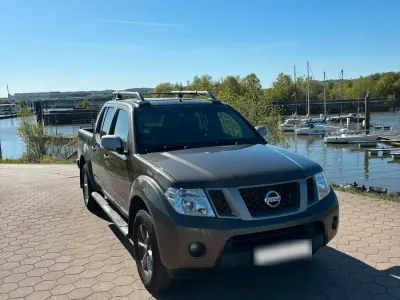 Usata Nissan Navara 190 CV (139 kW) 2015 Marrone Pick-up