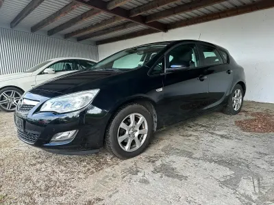 Używany Opel Astra 140 KM (102 kW) 2010 Czarny Sedan/Limuzyna