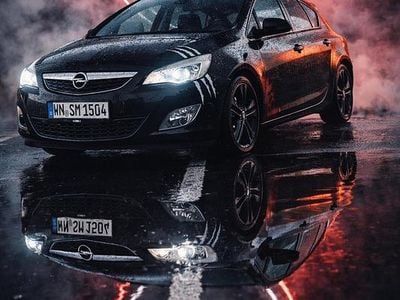 Gebraucht Opel Astra 140 PS (102 kW) 2011 Schwarz Limousine