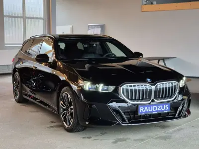 Gebraucht BMW 520 M Sport 197 PS (144 kW) 2025 Black sapphire metallic Kombi
