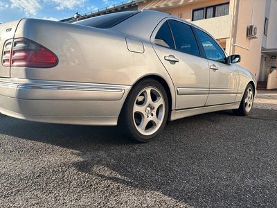 Gebraucht Mercedes E220 Avantgarde 143 PS (105 kW) 2001 Silber Limousine