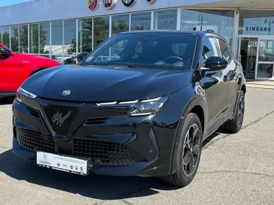 Neu Alfa Romeo Junior 145 PS (106 kW) 2026 Schwarz SUV
