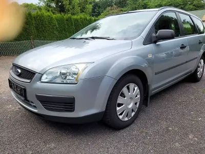 Gebraucht Ford Focus Trend 101 PS (74 kW) 2005 Cosmicsilber metallic Kombi