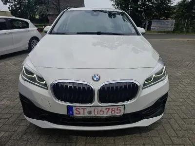 Gebraucht BMW 220 Active Tourer Sport Line 192 PS (141 kW) 2019 Weiß (alpinweiss 3) Van / Kleinbus