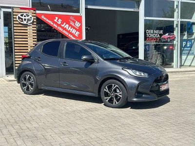Neu Toyota Yaris Hybrid 117 PS (86 kW) 2025 Grau Limousine