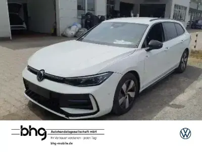 Gebraucht VW Passat R-line 193 PS (141 kW) 2025 Pure white Kombi