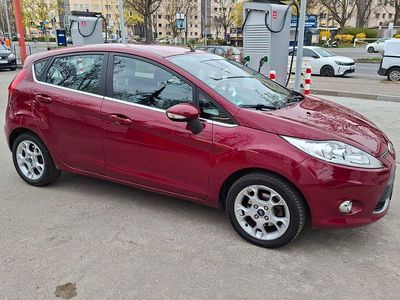 Gebraucht Ford Fiesta Titanium 82 PS (60 kW) 2012 Rot Kleinwagen