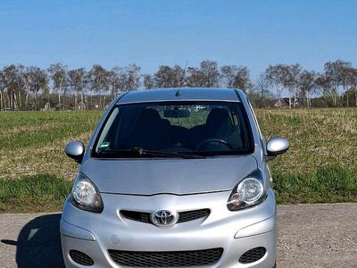 Gebraucht Toyota Aygo 63 PS (46 kW) 2009 Silber Kleinwagen