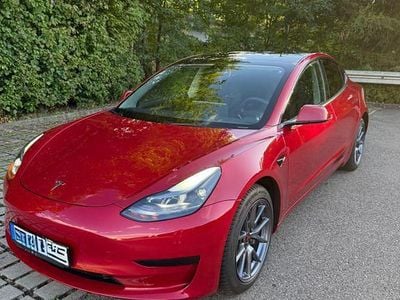 Rot Gebraucht 2022 Tesla Model 3 RWD Limousine | 27.000 € (Etwas zu teuer)