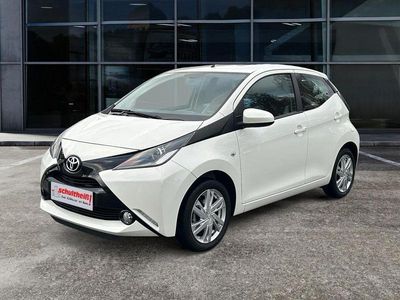 Pianosaweiß Gebraucht 2016 Toyota Aygo Business Edition Kleinwagen | 8.250 € (Fairer Preis)
