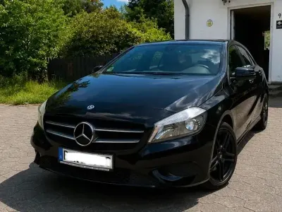 Gebraucht Mercedes A180 122 PS (89 kW) 2013 Schwarz Kleinwagen