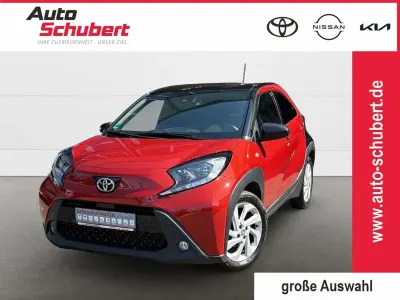 Gebraucht Toyota Aygo X Comfort 72 PS (52 kW) 2022 3u4)/ black mica (209) (rot SUV