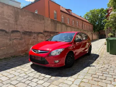 Gebraucht Hyundai i30 Comfort 109 PS (80 kW) 2011 Rot Limousine