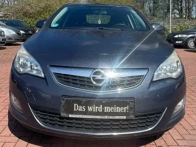 Używany Opel Astra Cosmo 101 KM (74 kW) 2010 Szary Sedan/Limuzyna