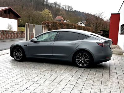 gebraucht Tesla Model 3 Standard Range SR+ mit FSD foliert Seidenmatt grau