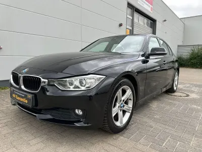 Gebraucht BMW 318 Sport Line 143 PS (105 kW) 2013 Black sapphire metallic Limousine