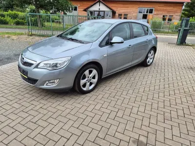 Gebraucht Opel Astra Edition 120 PS (88 kW) 2011 Silber Limousine