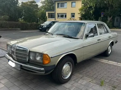 Gebraucht Mercedes E230 136 PS (100 kW) 1982 Grün Limousine