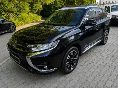 Gebraucht Mitsubishi Outlander P-HEV Plus 121 PS (88 kW) 2015 Schwarz SUV