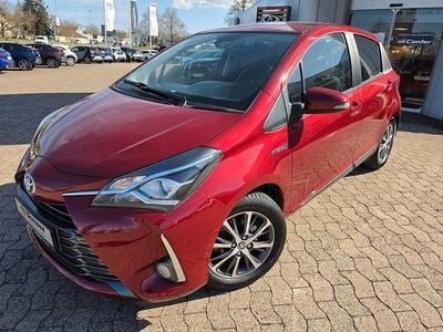 Gebraucht Toyota Yaris Hybrid Club 101 PS (74 kW) 2019 Rot Limousine