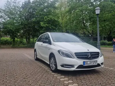 Gebraucht Mercedes B180 122 PS (89 kW) 2012 Weiß Kleinwagen