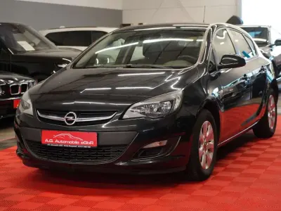 Używany Opel Astra 110 KM (80 kW) 2014 Czarny Sedan/Limuzyna