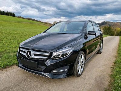 Używany Mercedes B200 Style 156 KM (114 kW) 2018 Czarny Minivan