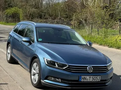 Gebraucht VW Passat Comfortline 220 PS (161 kW) 2018 Blau Kombi