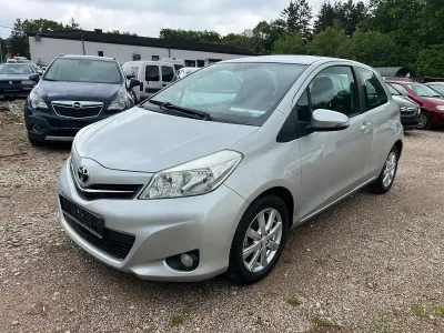 Gebraucht Toyota Yaris 69 PS (50 kW) 2012 Silber Kleinwagen