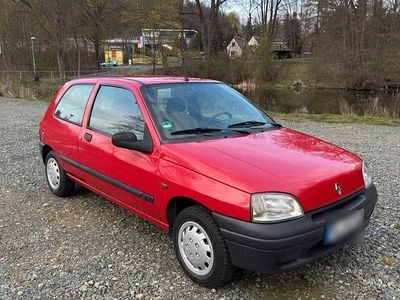 Second-hand Renault Clio Campus 54 CP (39 kW) 1997 Roșu Hatchback