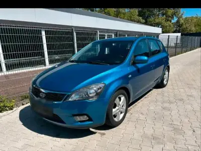 Gebraucht Kia Ceed 90 PS (66 kW) 2010 Blau Kleinwagen