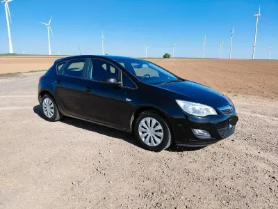 Używany Opel Astra Edition 116 KM (85 kW) 2010 Czarny Sedan/Limuzyna