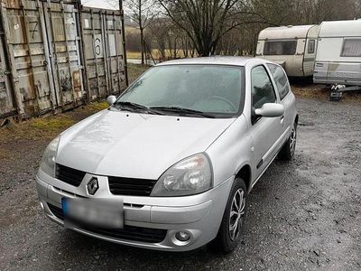 Gebraucht Renault Clio II 75 PS (55 kW) 2005 Silber Kleinwagen