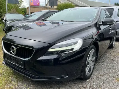Gebraucht Volvo V40 Momentum 150 PS (110 kW) 2016 Onyx black / metallic Kombi