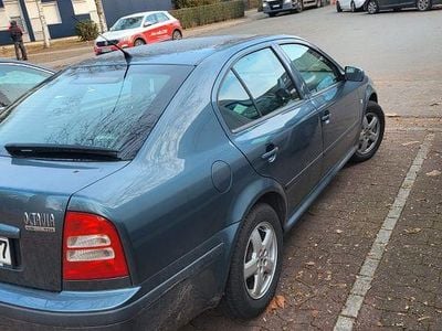 Grau Gebraucht 2004 Skoda Octavia Classic Limousine | 1.800 € (Fairer Preis)