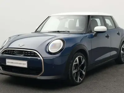 Occasion Mini Cooper Favoured 156 PK (114 kW) 2024 Blauw Hatchback