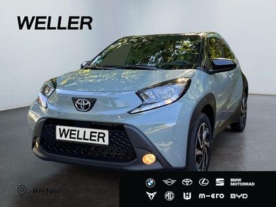 Urban khaki, dach mysticschwarz mica (gruen) Gebraucht 2025 Toyota Aygo Kleinwagen | 15.590 € (Guter Preis)