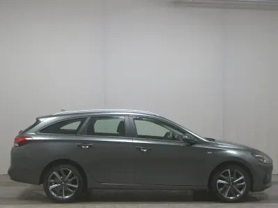 Gebraucht Hyundai i30 Trend 120 PS (88 kW) 2023 Amazon grey metallic Limousine