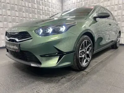 Gebraucht Kia Ceed Spirit 160 PS (117 kW) 2023 Grün Kleinwagen