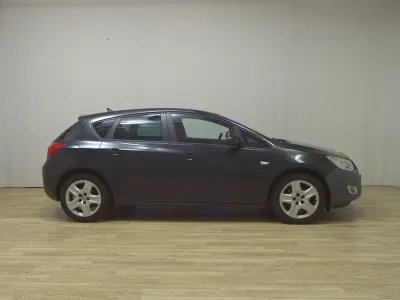 Second-hand Opel Astra 125 CP (91 kW) 2011 Negru Berlinǎ