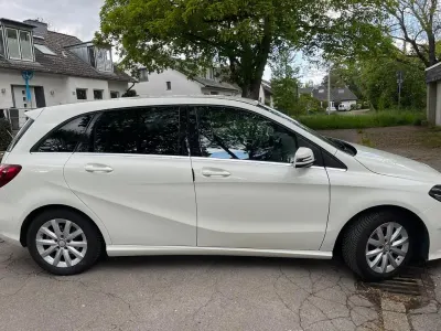 Gebraucht Mercedes B180 Style 122 PS (89 kW) 2017 Weiß Van / Kleinbus