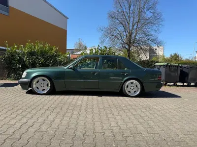 Używany Mercedes E500 326 KM (239 kW) 1992 Zielony Sedan/Limuzyna