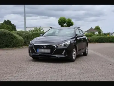 Gebraucht Hyundai i30 Select 101 PS (74 kW) 2017 Schwarz Limousine
