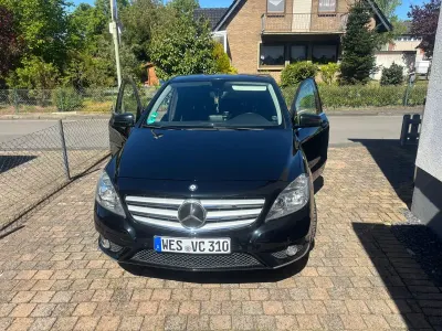Gebraucht Mercedes B180 122 PS (89 kW) 2012 Schwarz Van / Kleinbus