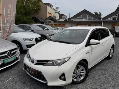 Gebraucht Toyota Auris Hybrid Life 99 PS (72 kW) 2013 Weiß Limousine
